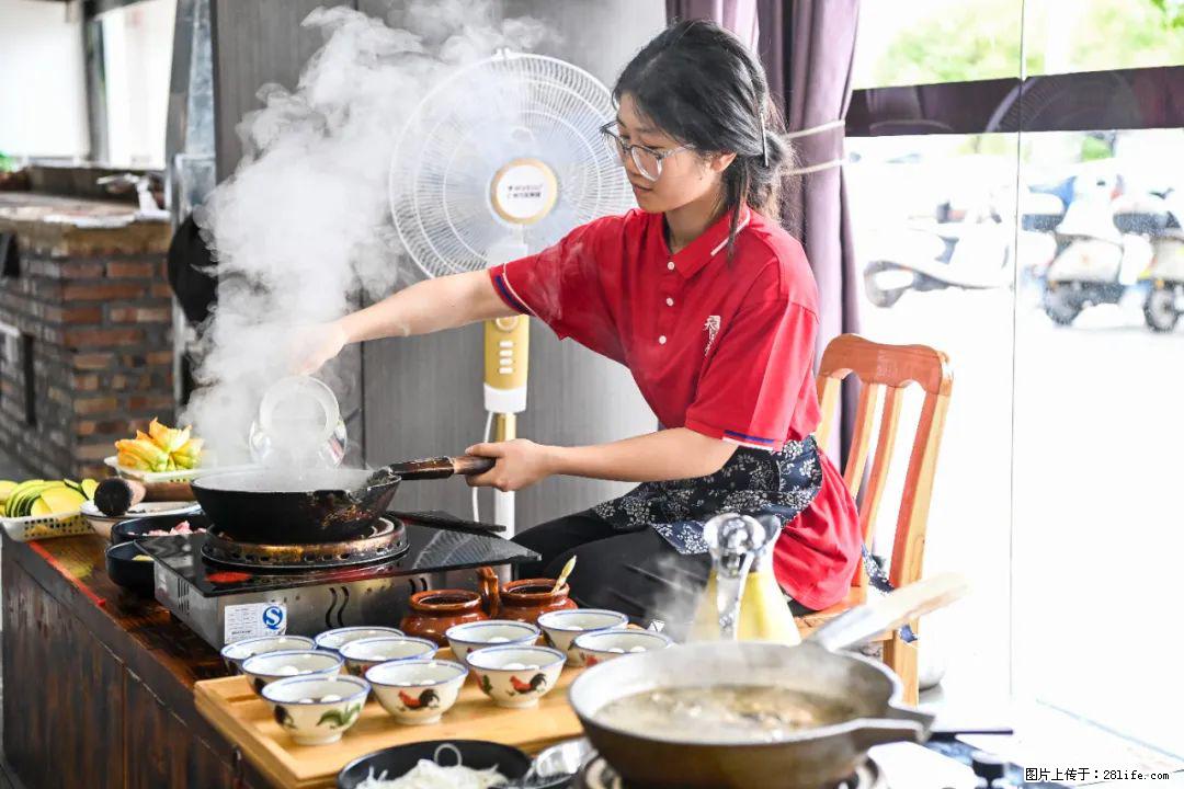 全网追的“扁担女孩”,找了一份暑假工,时薪12元 - 郴州生活资讯 - 郴州28生活网 chenzhou.28life.com